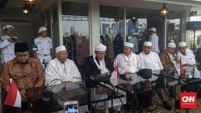Pertemuan Tim 11 dengan Jokowi diduga sarat kepentingan politik. Di satu sisi proses hukum ulama dan aktivis alumni 212 seharusnya tidak boleh terkatung-katung.