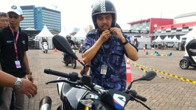 Roy Suryo Beli Motor 'Murah' BMW di IIMS 2018