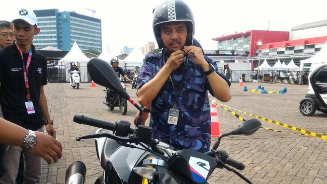Roy Suryo telah memberikan tanda jadi demi memboyong BMW G 310 R ke garasi rumahnya.