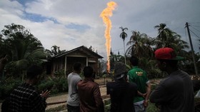 Semburan Api 5 Meter Sumur Minyak Ilegal di Jambi Belum Padam
