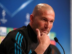 Senyum Zidane untuk Raheem Sterling