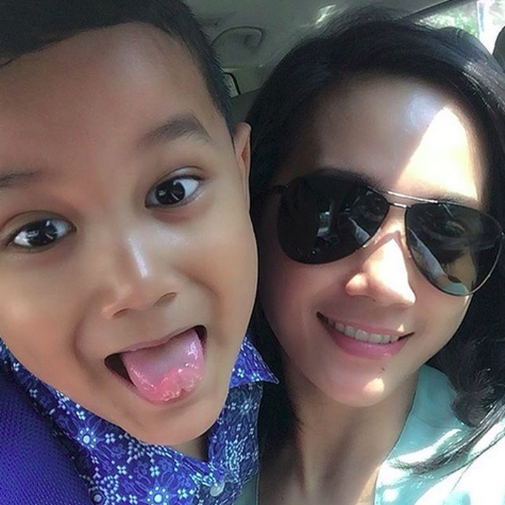 <p> Tingkah Dimitri kalau diajak foto bundanya ada-ada aja kan? (Foto: Instagram/ @mira_asmara)  </p>