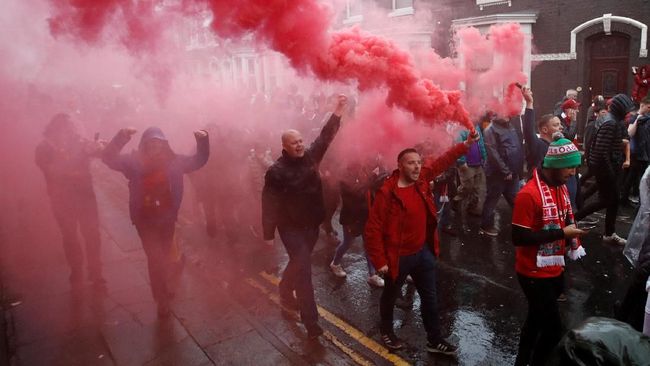 'Tawuran' Pendukung Liverpool-Roma, 1 Orang Dikabarkan Luka Sebuah serangan serius antar pendukung Liverpool dan Roma terjadi di luar stadion Anfield dan satu orang dikabarkan jadi korban.