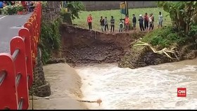VIDEO: Banjir Bandang, Jembatan di Purbalingga Hampir Putus