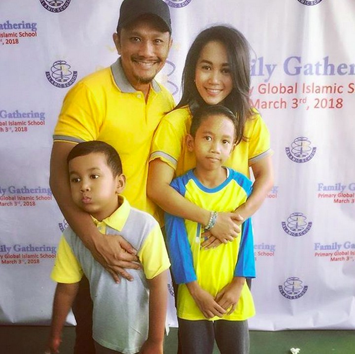 <p>Semuanya tersenyum manis saat difoto, tapi kenapa Dimitri manyun ya? Hi-hi-hi. (Foto: Instagram/ @mira_asmara)  </p>