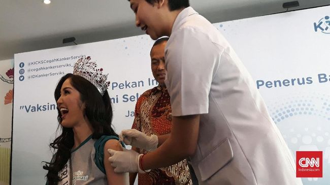Demi meningkatkan kesadaran publik akan vaksin HPV, Puteri Indonesia Sonia Fergina menjalani suntik vaksin, pada Rabu (25/4).