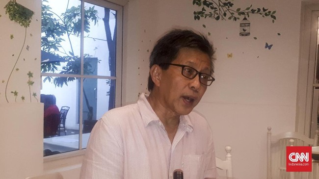 Rocky Gerung menyesalkan poleik 'kitab suci adalah fiksi' disisipi oleh kepentingan politik demi mendongkrak elektabilitas pihak tertentu.
