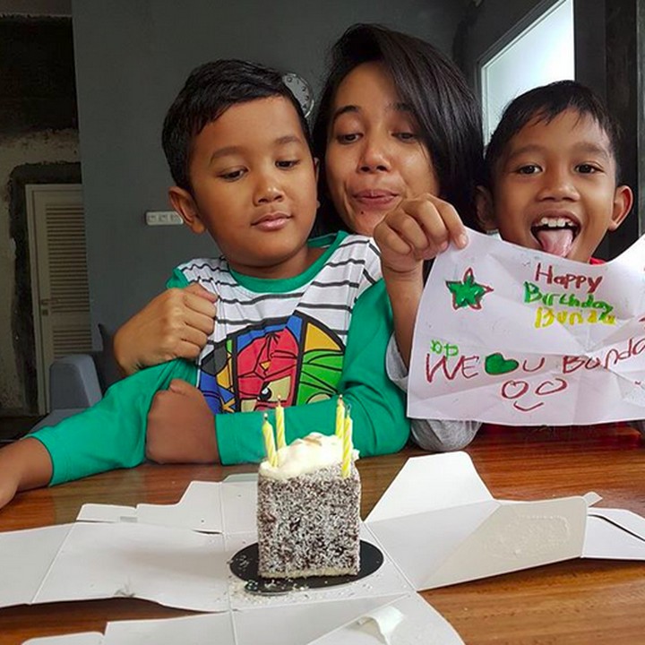 <p>Happy Birthday Bunda! Saat Dante dan Dimitri merayakan ulang tahun Mira nih. (Foto: Instagram/ @mira_asmara)  </p>