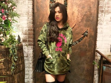 Adinda Bakrie Pakai Gaun dengan Belahan Dada Rendah, Netizen: Cantik