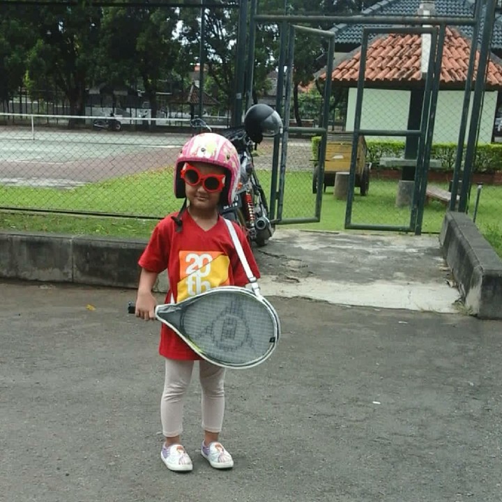 <p>Kayaknya si kecil udah siap banget nih main tenis. Hayo, siapa yang mau jadi lawannya? (Foto: Instagram/niningwidyayanti)</p>