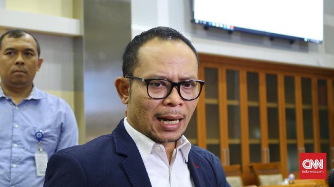 Eks Menaker era Jokowi Hanif Dhakiri mengatakan pernyataan Kemnaker yang mengimbau perusahaan aplikator membayar THR driver ojol kurang tepat.