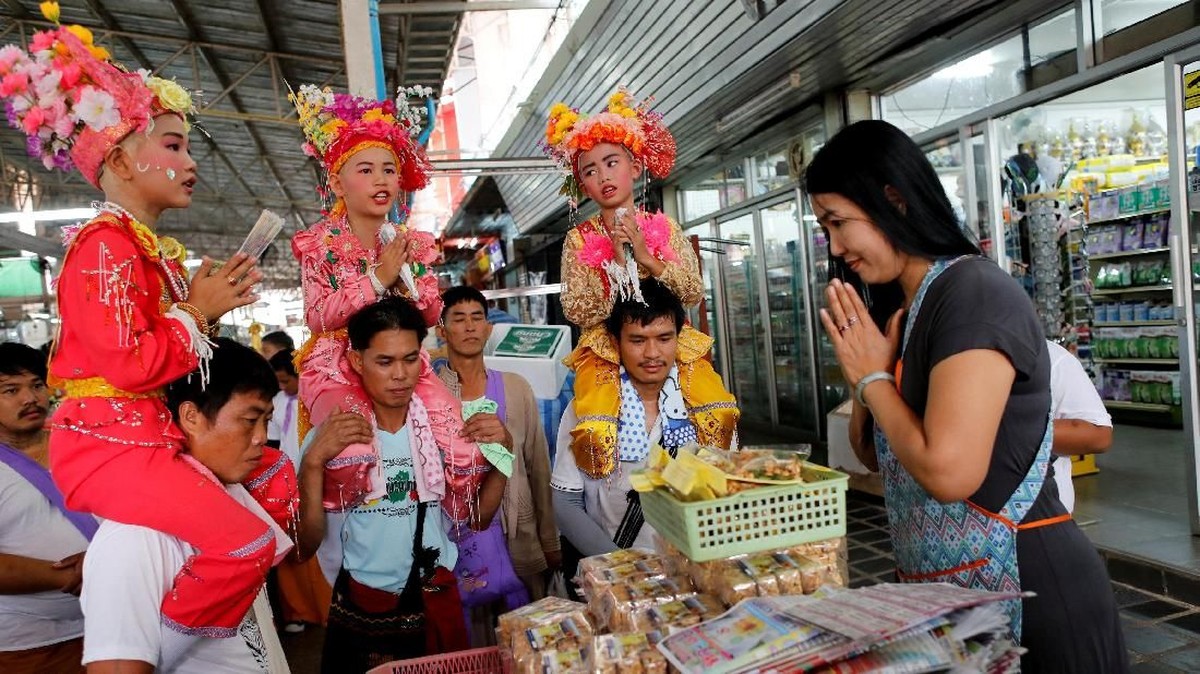 FOTO: Bocah-bocah Berkepala Plontos Menuju Biksu Cilik