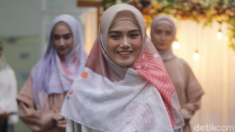 Kesibukan sebagai selebritis dan mengurus buah hati tak menghentikan tekad mereka untuk meraih gelar S2. Simak daftarnya di bawah ini!