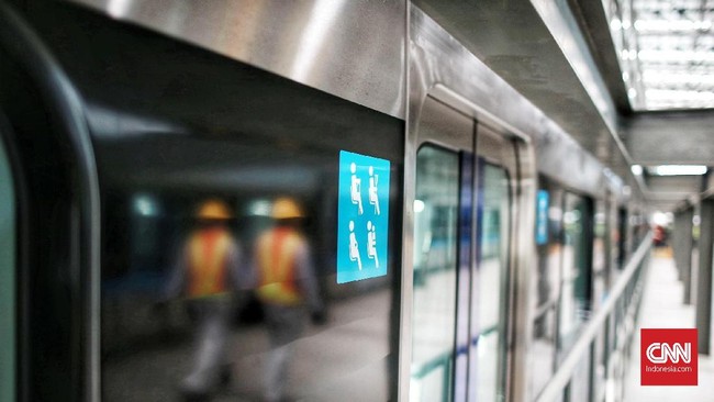 Aksi coret-coret di salah satu gerbong MRT di Lebak Bulus, Jakarta Selatan diduga dilakukan setelah dini hari hingga pagi.