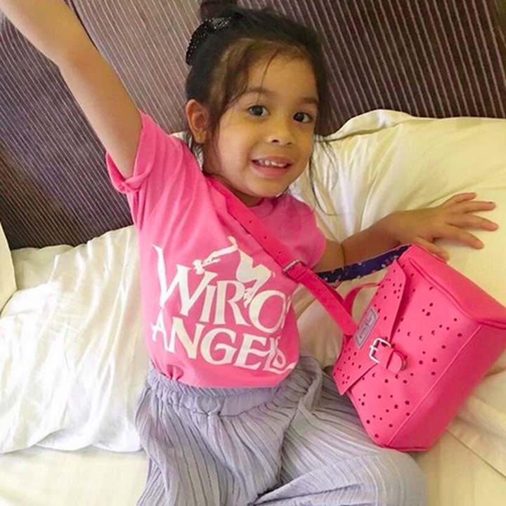 Wah, Jizzy jadi Wiro Angel nih. Bantu Ayah promosi film barunya 'Wiro Sableng' ya, Nak? Keren! (Foto: Instagram/@vinogbastian_)