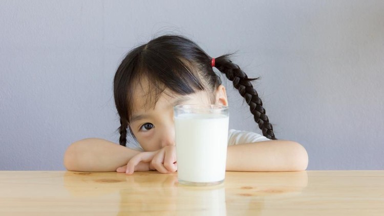 Susu merupakan sumber protein yang baik bagi pertumbuhan anak.