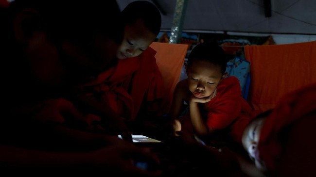 FOTO: Bocah-bocah Berkepala Plontos Menuju Biksu Cilik