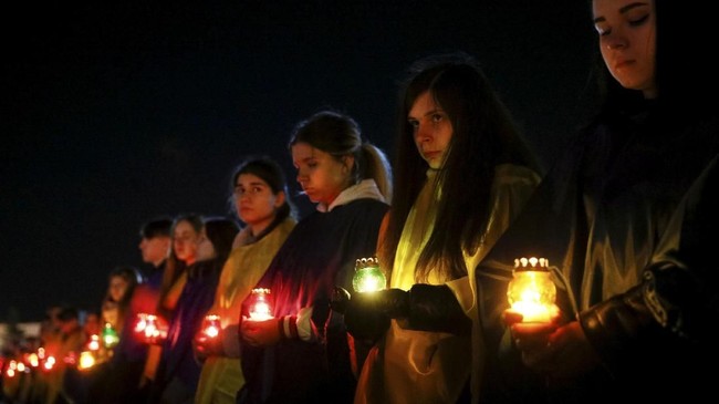 FOTO: Memperingati 32 Tahun Bencana Nuklir Chernobyl