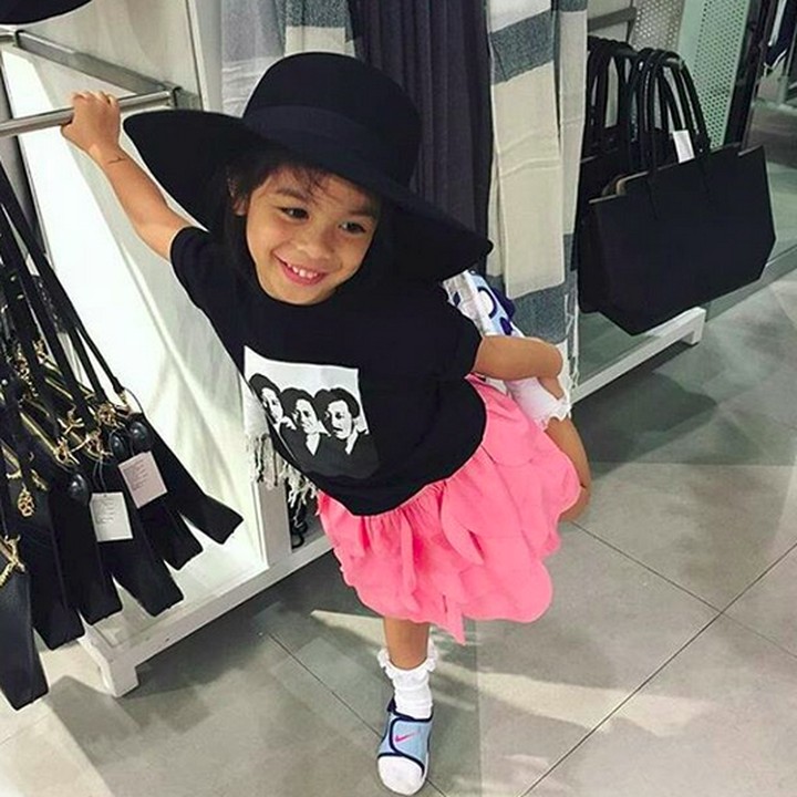 Aih, bergaya kayak gini Jizzy makin cantik dan cute. (Foto: Instagram/@jizzypearl)