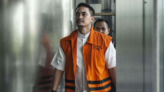 Gubernur Jambi nonaktif Zumi Zola akan diperiksa sebagai tersangka oleh KPK dalam kasus dugaan penerimaan gratifikasi setelah resmi ditahan pada 9 April.