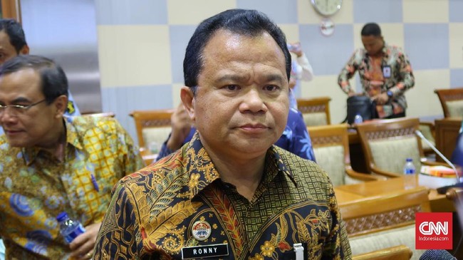 Menkumham Yasonna H Laoly mencopot Ronny F Sompie dari jabatan Direktur Jenderal Imigrasi Kementerian Hukum dan HAM.