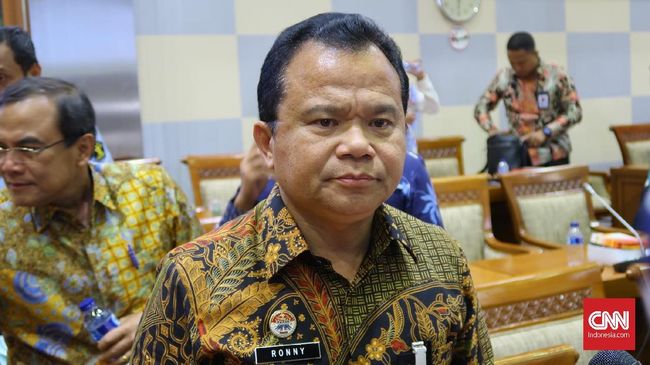 Yasonna Copot Dirjen Imigrasi Ronny Sompie Menkumham Yasonna H Laoly mencopot Ronny F Sompie dari jabatan Direktur Jenderal Imigrasi Kementerian Hukum dan HAM.