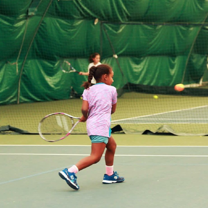 <p>Hmm, sepertinya bocah ini bisa jadi the next Serena Williams nih. Lihat, Bun, udah mantep banget saat memukul bola. (Foto: Instagram/nat_tennis06)</p>
