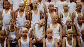 FOTO: Bocah-bocah Berkepala Plontos Menuju Biksu Cilik