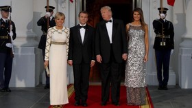 Brigitte Macron: Melania Trump Bahkan 'Tak Bisa Buka Jendela'