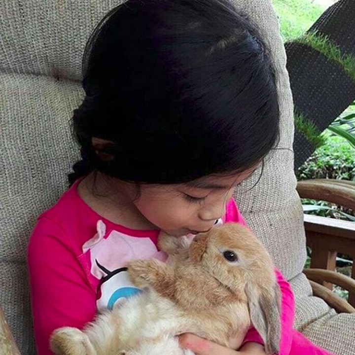 So sweet! Jizzy sayang banget sama kelinci nih, Bun. (Foto: Instagram/@jizzypearl)