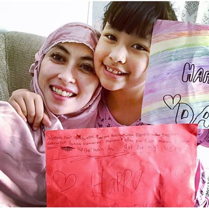 <p>So sweet, si bungsu Aquene Aziz Djorghi beri ucapan Hari Ibu ke bundanya. (Foto: Instagram @hapsarianissa29)</p>
