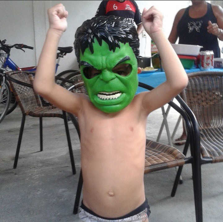 Hulk nggak pakai baju tapi badannya nggak ikutan berwarna hijau nih. (Foto: Instagram/ @crisflorescosta)