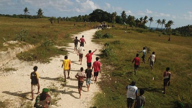 Warga pesisir Pantai Marosi, Sumba Barat, menolak pengukuran lahan oleh perusahaan pariwisata dan Dinas Pertanahan. Polisi menembaki warga hingga jatuh korban.