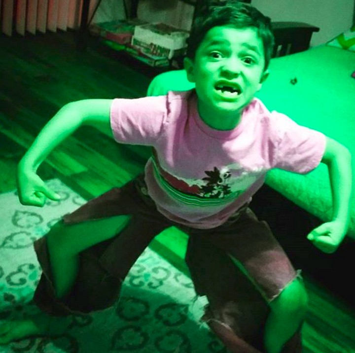 Hati-hati, Hulk-nya lagi akan berubah nih. Tuh lihat, celananya sampai robek. (Foto: Instagram/ @ciaoniccie)