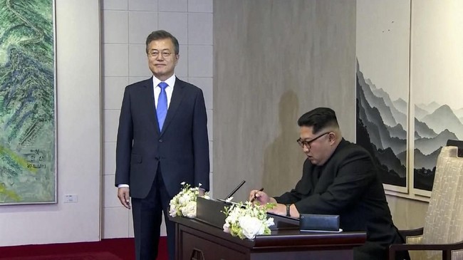 Kim Jong-un mengguratkan sejumlah harapan di buku tamu Rumah Perdamaian sebelum melakukan pertemuan bersejarah dengan Presiden Moon Jae-in pada Jumat (2/4).