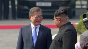 Tampak Serius, Kim Jong-un dan Moon Jae-in Bicara Empat Mata