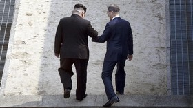 Kim Jong-un Sempat Gandeng Moon Jae-in ke Wilayah Korut