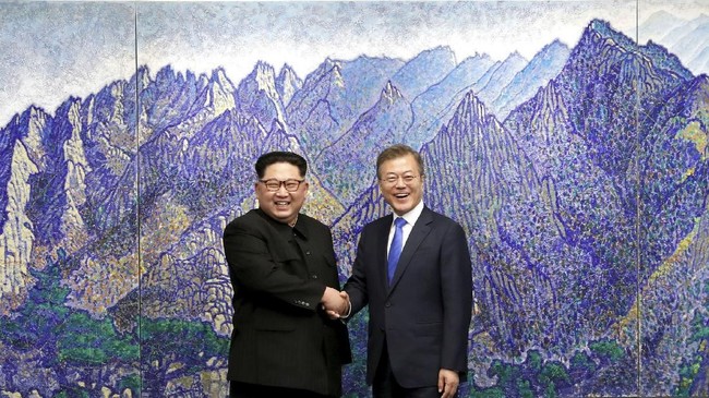 Ribuan wartawan peliput pertemuan bersejarah antar-Korea terkesima saat Pemimpin Kim Jong-un muncul di Panmunjom, desa gencatan senjata di perbatasan Korea.