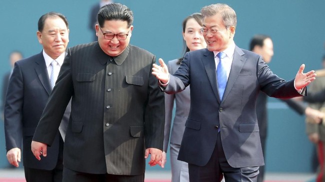 Presiden Korsel Moon Jae-in menyebut pemimpin Korut Kim Jong-un menegaskan komitmennya pada denuklirisasi dan pertemuan tingkat tinggi dengan Donald Trump.