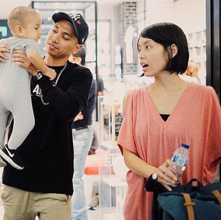 <p>Ayah Rayi udah biasa pegang si kecil, Budi, nih ya. (Foto: Instagram/dilahadju26 via alain_goenawan)</p>