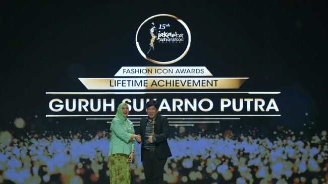 Guruh Soekarno Putra dinilai berkontribusi besar dalam pertunjukan peragaan busana. JFFF juga memberikan award untuk desainer Eddy Betty dan Ira Duaty.