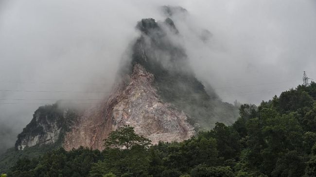 Analisis Mengenai Dampak Lingkungan (Amdal) pengembangan wisata di kawasan karst wilayah Karawang selatan.
