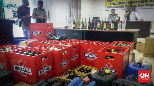 Ribuan botol miras oplosan ditemukan dari warung jamu dan kelontong di sekitar Kota Serang. Miras-miras itu pun diperjualbelikan pula di tempat hiburan malam.