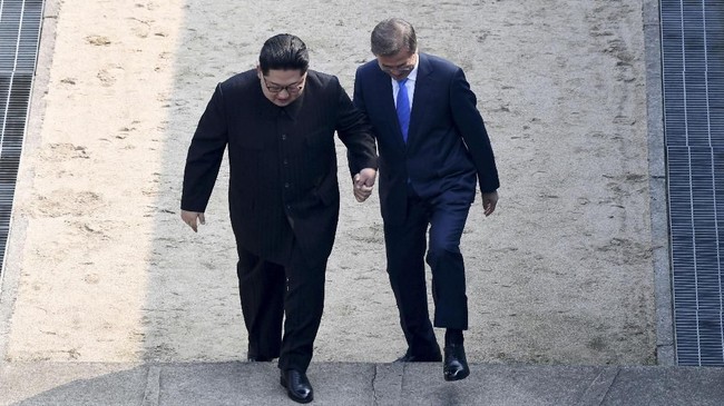 Kim Jong-un menjadi pemimpin Korut pertama yang menjejakkan kaki di Korsel. Di Korsel, Kim mempertanyakan betapa sulit garis perbatasan itu dilewati selama ini.