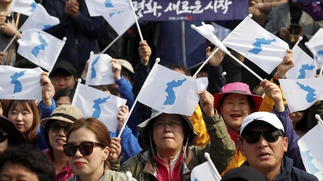 Menjelang pertemuan ketiga Kim Jong-un dan Presiden Moon Jae-in, pro kontra mengenai penyatuan Korea Utara dan Korea Selatan berkembang di antara para warga.