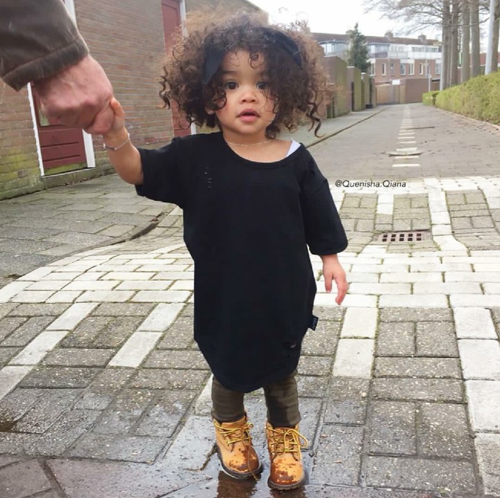 Anak kecil punya rambut kriwil kayak gini lucu juga ya. He-he-he. (Foto: Instagram/quenisha.qiana)