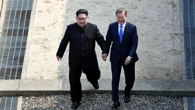 Dalam pertemuannya dengan Presiden Korsel, Moon Jae-In, pada Jumat (27/4), Kim Jong Un dikabarkan turut membawa toliet pribadi.