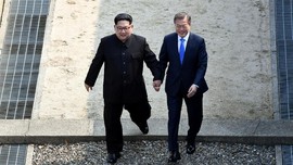 FOTO: Pertemuan Bersejarah Kim Jong-un dan Moon Jae-in
