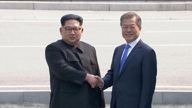 Perdana dalam sejarah, pemimpin Korut menjejakkan kaki di Korsel, ketika Kim Jong-un melintasi perbatasan disambut Moon Jae-in yang siap menggelar pertemuan.