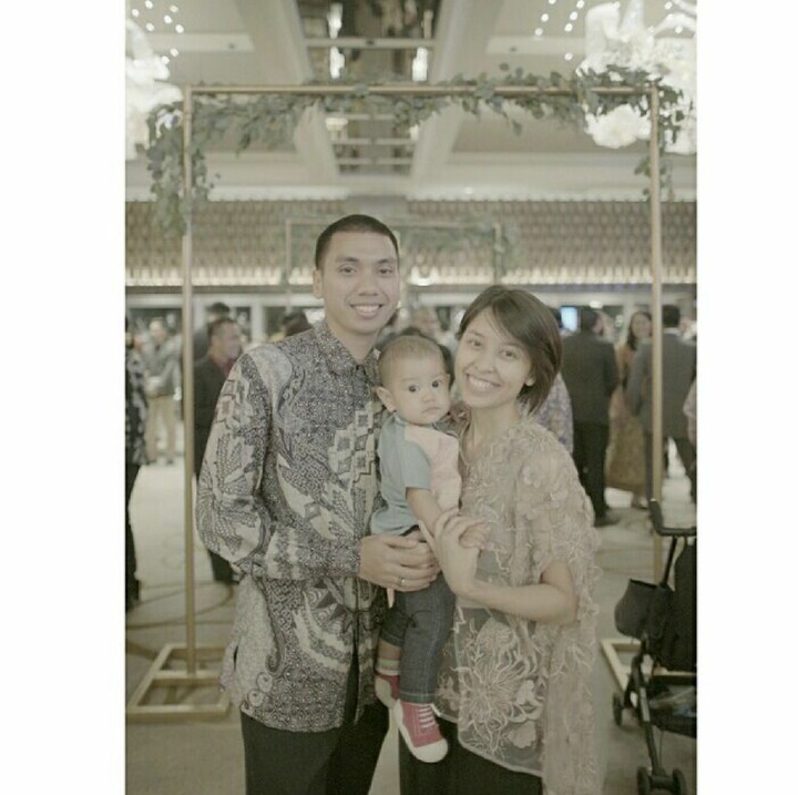 <p>Senyum merekah Rayi dan Dila saat bersama Budi. Manis banget deh. (Foto: Instagram/dilahadju26)</p>